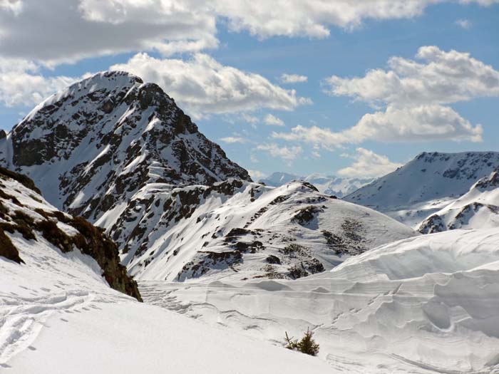 vom Sattel zum Greifen nahe der den unscheinbaren Kornbichl überragende Staffkogel