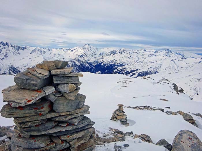 trotzdem lassen sich die umliegenden Dreitausender unschwer identifizieren: im Nordwesten Großglockner, Wiesbachhorn und Tenn