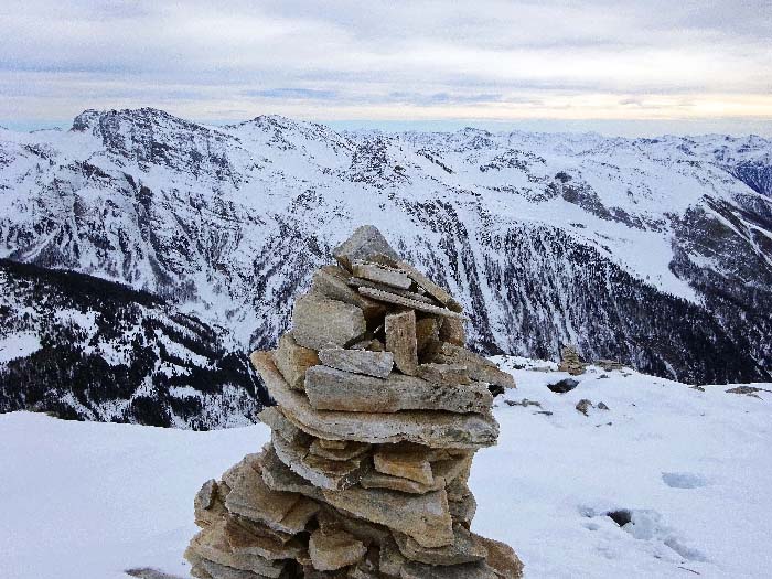 ... warten die gemütlicheren Kuppen über der Asten (verborgen hinter dem gegenüberliegenden Kamm) mit pflegeleichten Einsteigertouren auf (s. Hilmersberg-Kluidhöhe-Mohar im Archiv) 