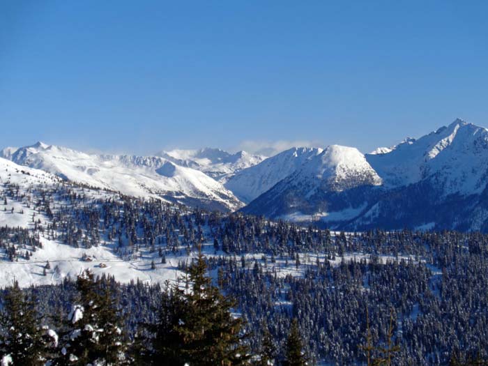 Blick von Westen in die Kolmitzen zwischen Zellinkopf (rechts) und Sadnig; wir wenden uns den weiten Schiteppichen auf der linken Seite zu