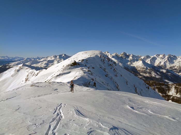 ... und marschieren bei bester Sicht auf die Schobergruppe zum Ostgipfel des Stellenkopf