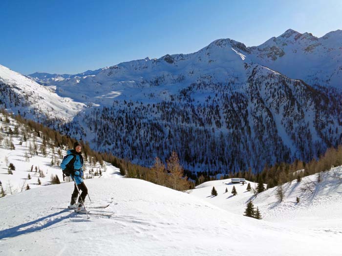 ... erspähen wir von einer Geländekante die Ochsnerhütte, ...