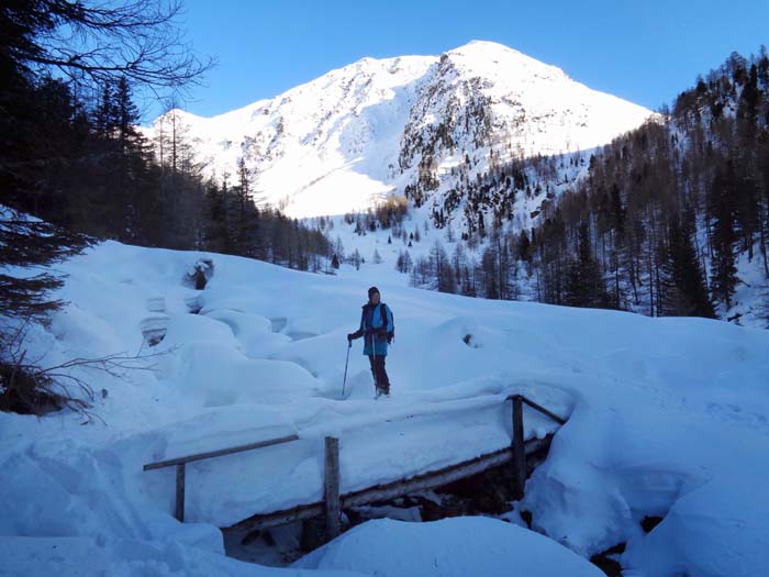 bald hat uns der Schatten verschluckt, im Hintergrund der Melenkopf mit seiner steilen Westrinne; über den verschneiten Steg ...