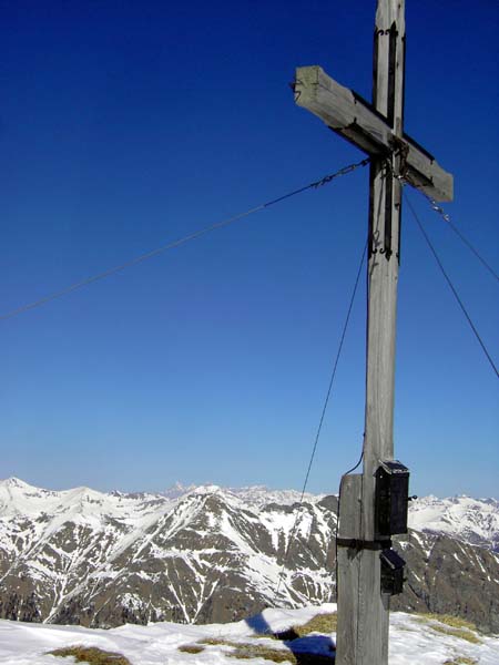 gegen NNO ganz am Horizont der Dachstein