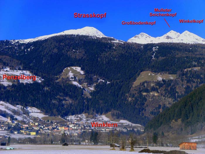 der Strasskopf von SO aus dem Mölltal; der Aufstieg verläuft über den langen, flachen Südkamm links des Gipfels