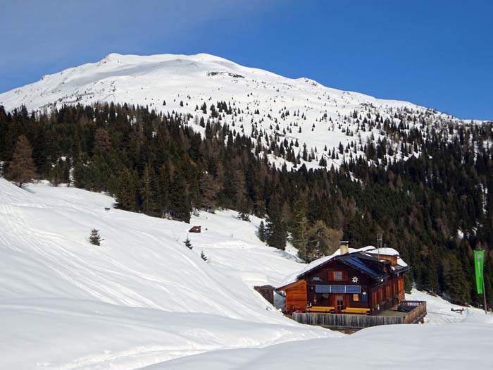die Winklerner Hütte des ÖAV auf halbem Weg zum Gipfel ist auch im Winter bewirtschaftet; die traumhaften Hänge machen den Strasskopf zu einem der beliebtesten Schiberge der Gegend