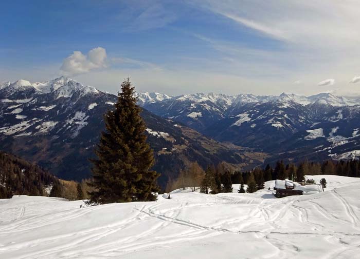 auf der Kammhöhe knapp oberhalb der Hütte; im OSO schlängelt sich das Mölltal zwischen Goldberggruppe (links) und Kreuzeckgruppe