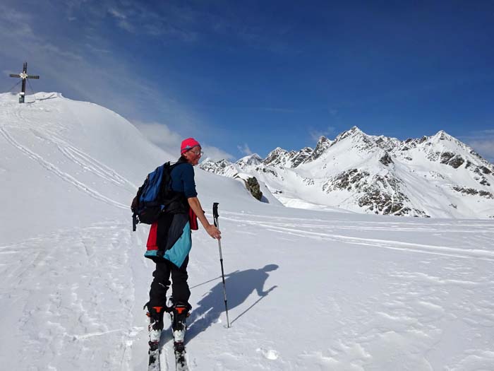 knapp unterm Gipfel tauchen im Norden plötzlich verlockende Berge wie Großbodenkopf und Winkelkopf auf (die sommerliche Fortsetzung der Tour s. Mulleter Seichenkopf im Archiv Bergsteigen)