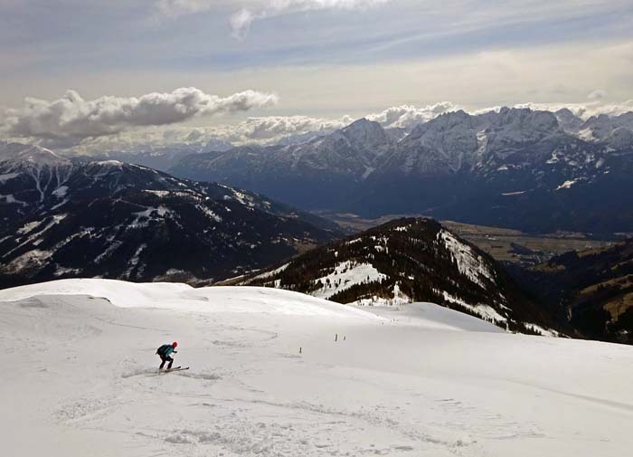 ... führt über weite, hindernislose, nie wirklich steile Hänge hinunter zur gastlichen Alpenvereinshütte und weiter auf gut 5 km langer, präparierter Forststraße zum Ausgangspunkt auf 1400 m Seehöhe; bis zur Hütte hat man ständig die Lienzer Dolomiten vor Augen