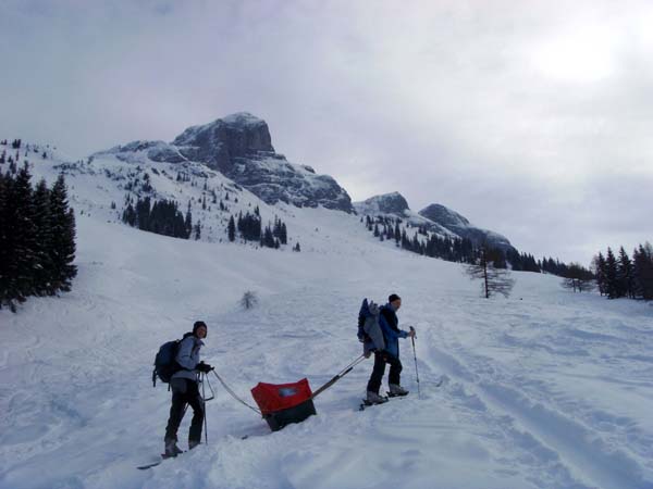 Aufstieg mit Ronjas Tourenschlitten zur Stuhlalm, darüber der Angerstein-Südgipfel