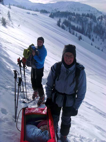 am Fuß des Steilhanges deponieren wir den Schlitten; vorn die ausgeschlafene Ronja, hinten die Stuhlalm