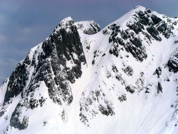 Blick von der Kammhöhe nach N; links der fotogene Pfeiler des Donnerkogel-Südgrates (Schwierigkeitsgrad III), rechts der Steinriesenkogel, begrenzt von den beiden rassigen Sulzengrießen-Abfahrten (links die westliche, III, die östl. IV)