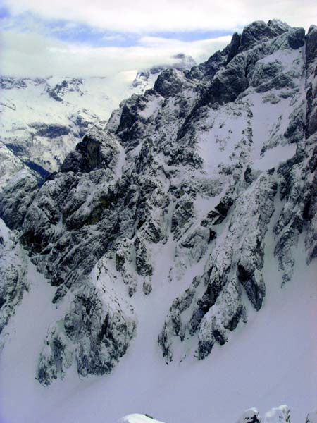 im SO unter uns das Weitkar, in der Mitte hinter der Wolkenbank der Torstein