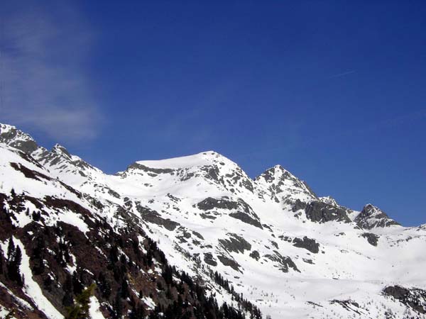 ein Traumgipfel neben dem anderen; im NO die Pyramide des Schneestellkopf (rechts), der hochinteressante Nachbar erinnert an den Kailash, ist aber weder vermessen, noch hat er einen Namen - in der Kreuzeckgruppe kein Einzelschicksal