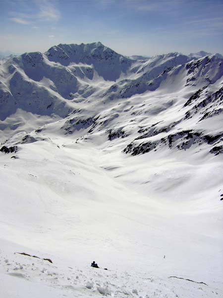 Blick vom Gipfel gegen SSW auf die beiden Damen und das Kreuzeck