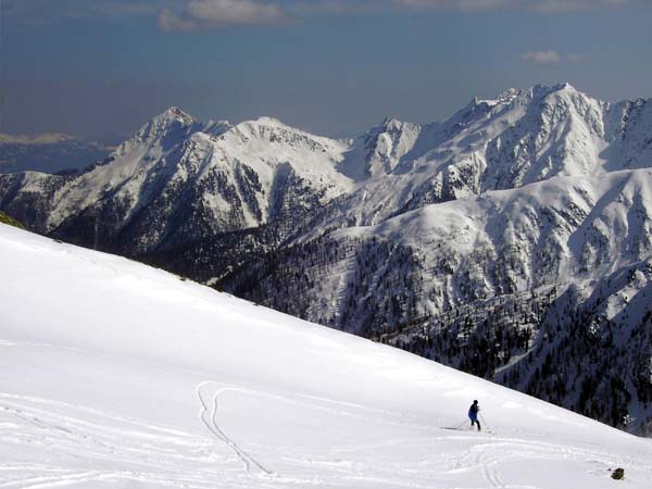 gegen OSO der Kreuzeck-Hauptkamm zwischen Schroneck (rechts) und Salzkofel