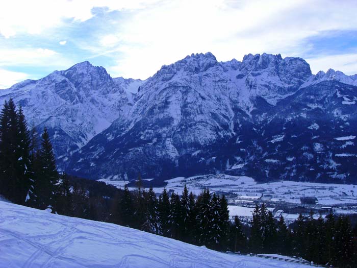 im S die Lienzer Dolomiten; links die Hochstadel Nordwand, eine der höchsten der Ostalpen