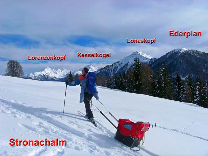 auf der Stronachalm ist Ronja über ihren Bilderbüchern eingenickt und versäumt den Blick gegen SW auf die Kreuzeckgruppe