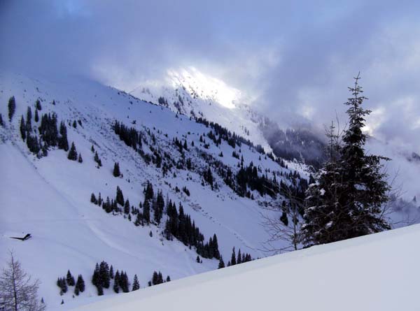 Aufstieg aus dem Talschluss zum Kamm; Kesselbodenalm und der stark umwölkte Schwarzkogel