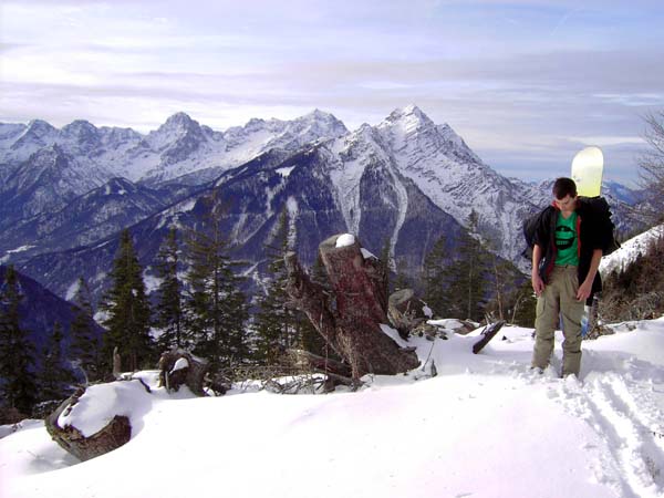 Blick von der Aufstiegs-Forststraße nach W zur Prielgruppe