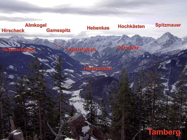 im SW das Stodertal, dessen Umrahmung eine große Zahl beeindruckender Schiabfahrten bereithält