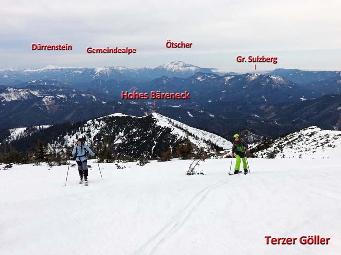 Ulli und Nikolaus haben das kleine Gipfelplateau erreicht; Blick gegen NW