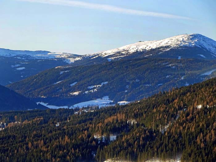 die recht unscheinbar anmutenden Gipfel von Teuerlnock und Aineck schenken eine herrliche Aussicht von den Schladminger Tauern bis zu den Julischen Alpen; wir ziehen unsere Spur von den schattigen Waldgräben mit ihren bedeutenden Funden aus der Römerzeit über den sanft ansteigenden Rücken rechts hinauf