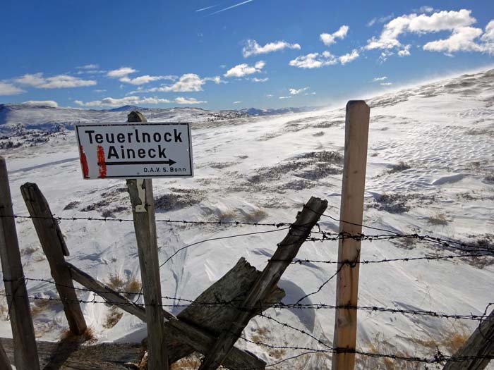 Ausblick nach Süden, ganz hinten die flache Kuppe des Rosennock, einer der höchsten Erhebungen der Nockberge