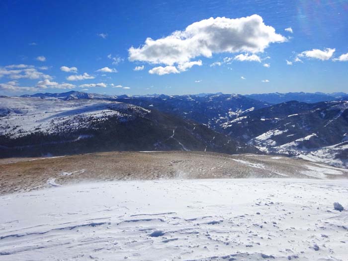 knapp unterm Gipfel legt der Wind noch zu; Blick aufs Liesertal, ganz am Horizont Julische und Karnische Alpen