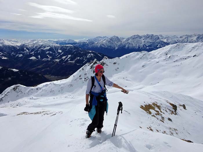 ... im Süden über Kreuzeckgruppe und Lienzer Dolomiten hinweg bis zu den höchsten Gipfeln des Karnischen Hauptkamms