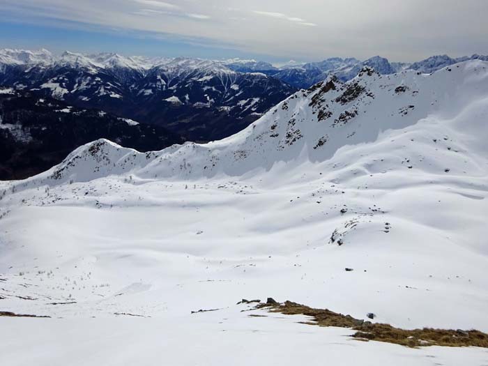 ... an der Kante zum Steilhang weht uns gleich ein anderer Wind um die Ohren; vom Beginn weg ...