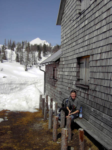 Liezener Hütte gegen N (Kleinmölbing); auf der gesamten Überschreitung finden wir lediglich  bei den Hütten Schmelzwasser