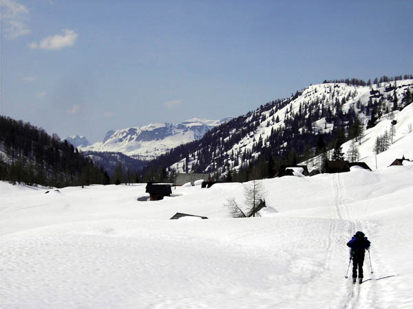 Hochmölbinghütte gegen W (Tragl); es folgt die Ersteigung des schütter bewaldeten Hanges zur Rechten hinauf zur Sumperalm