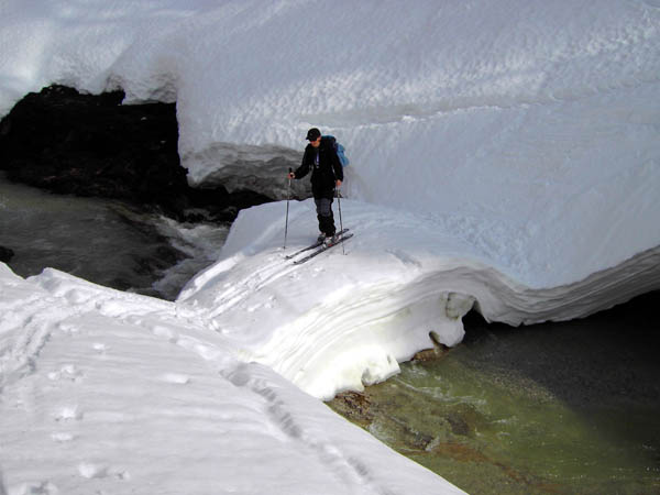 die dubiose Schneebrücke ist bereits an beiden Seiten angerissen, ...