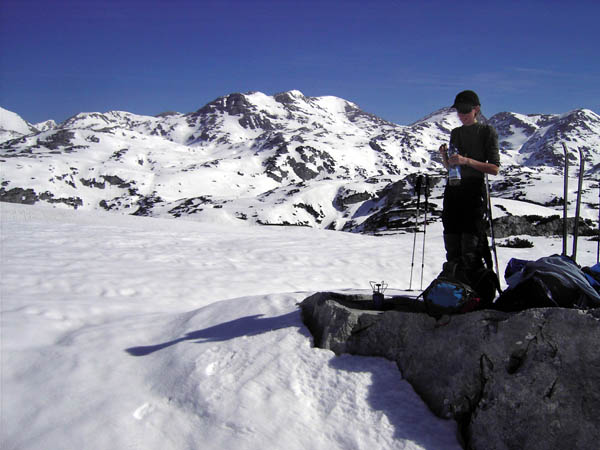 zwischen Weißer Wand und Mäuerltal machen wir kurz Rast zum Schneeschmelzen; im Hintergrund die Hochkästen