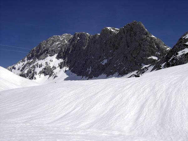 steile Wände im Kontrast zu den welligen Schneeweiten: der burgartige Feuertalberg von W (Hetzkogelsattel)