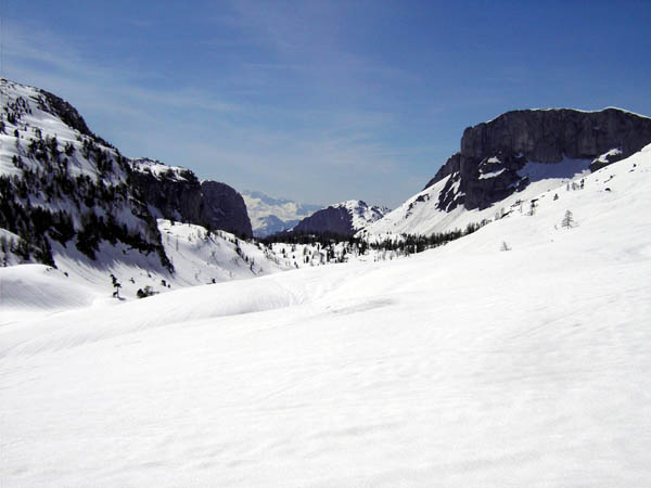 die Pühringerhütte versteckt sich in der Elmgrube, wir lassen sie links liegen und steigen in gerader Linie auf den Hochkogel zu