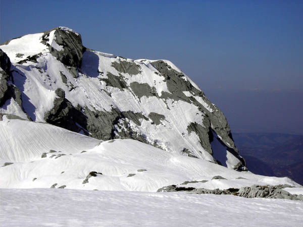 die aperen Flecken in der Ostwand des Zwölferkogel lassen bereits die sommerlichen Kletterfreuden auf Ullis Tanzbodn erahnen - Blick vom Hochkogel