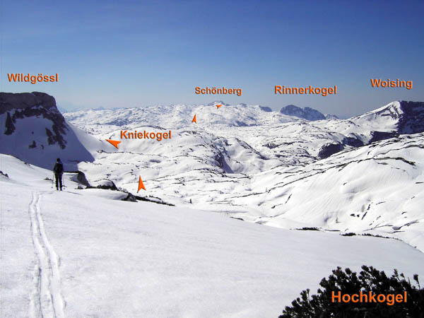 Abfahrt vom Hochkogel gegen SW; Appelhaus und Wildenseealm liegen versteckt etwa auf halbem Weg zum Schönberg