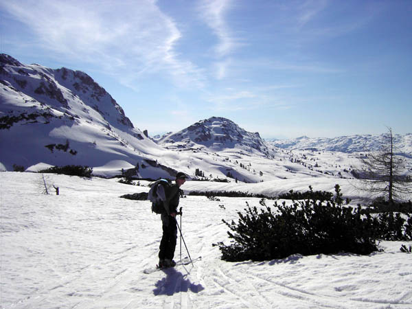 Blick vom Kniekogelsattel gegen W; der Weiterweg führt entlang der Wände von Hinterem Bruderkogel und Widerkarkogel