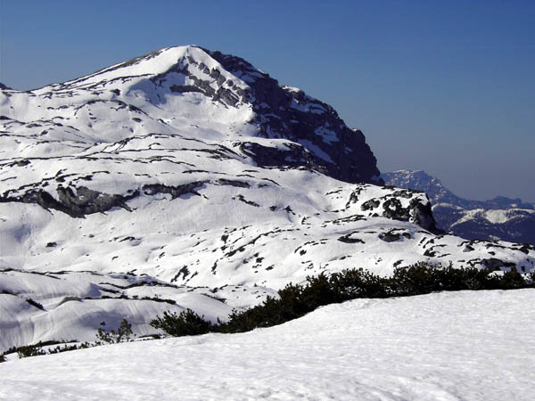 Blick auf die Südflanke des Woising, rechts dahinter der Traunstein