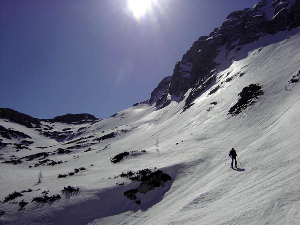 Abfahrt entlang der Nordflanke des Schönberg, ganz hinten der Wehrkogel