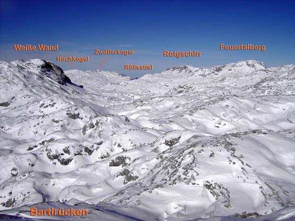 Blick vom Bartlrücken gegen NNW, quer über das Zentralplateau verläuft von rechts nach links das Kernstück der Gesamtüberschreitung des Toten Gebirges