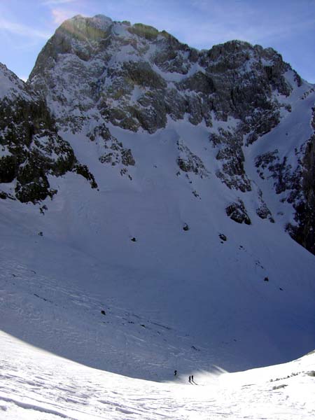 der Traweng-Bergkörper wirft tiefe Schatten auf den Beginn des Langkares