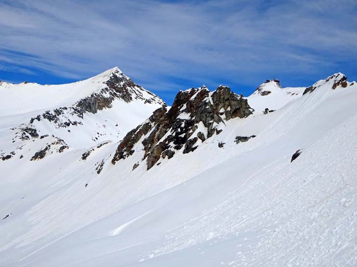 auf dem letzten Stück zum Gipfel weitet sich der Blick einerseits nach Norden auf Goldbergspitze und Rauriser Sonnblick mit seinem Observatorium, Österreichs höchstgelegener meteorologischer Beobachtungsstation, ...