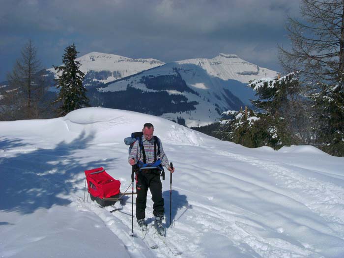 Aufstieg mit Ronja im Tourenschlitten über die Trattbergstraße, Blick gegen NNW auf Schlenken (links) und Schmittenstein