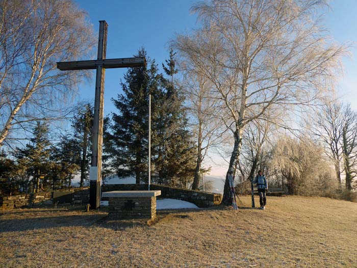 am Gipfel des Buchberg wurde eine Gedenkstätte für die 10. Fallschirmjägerdivision und alle Gefallenen des 2. Weltkriegs errichtet