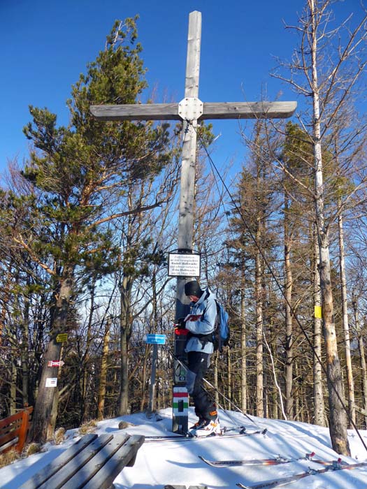 ... auf den Lorenzipechkogel, von dessen Gipfel man erstmals freie Sicht nach drei Seiten hat