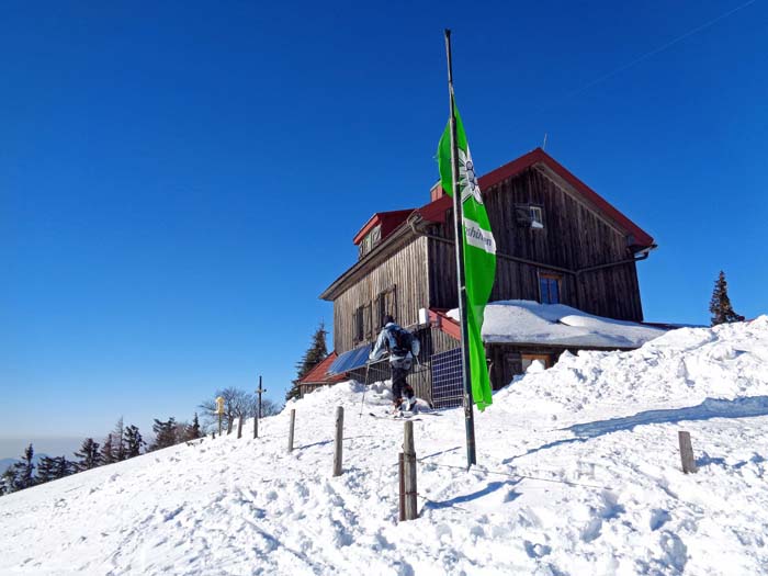 ... welches von der Julius-Seitner-Hütte am Gipfel des Eisenstein gekrönt wird