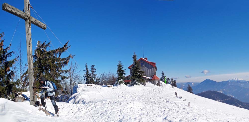 Blick zurück auf Türnitzer Höger und Schneeberg; die Hütte verfügt wieder über einen Notraum und ist fallweise auch im Winter an Wochenenden bewirtschaftet